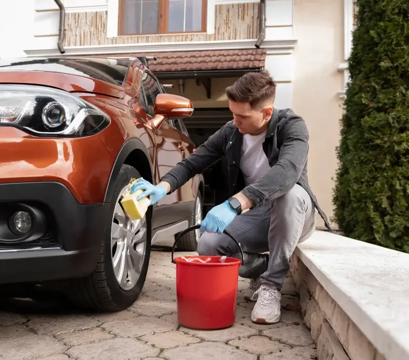 Lavage auto à domicile Saint-Denis-de-l'Hôtel : professionnel intervenant sur un véhicule